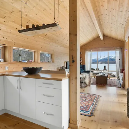 Seaside With Panoramic Views In Oterstranda Feriehus